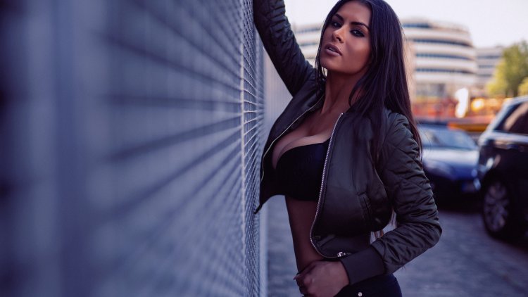 Красивые брюнетки в кожаных куртках