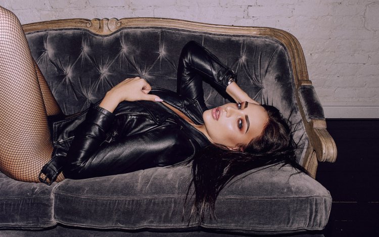 Блондинка в кожаной куртке