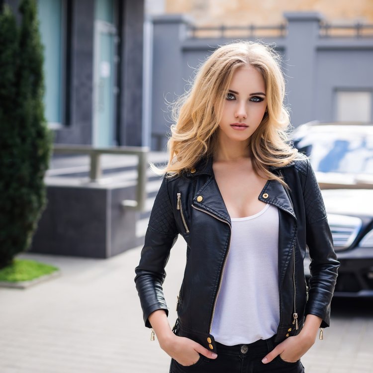Блондинка в кожаной куртке