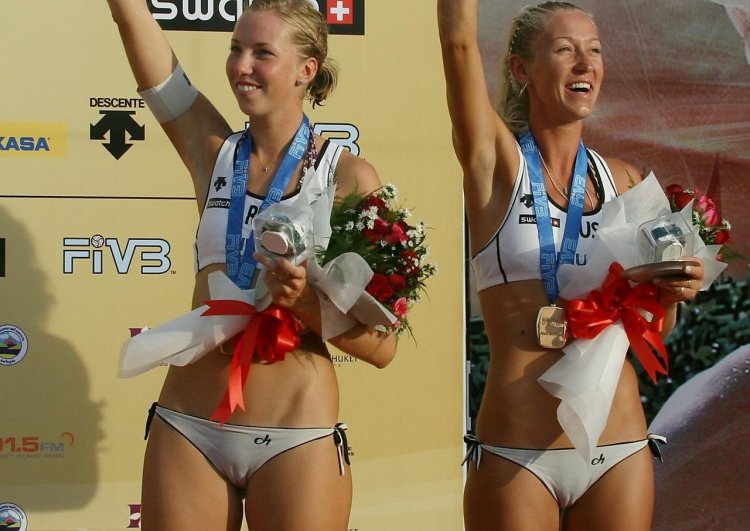 спортсменки в купальниках