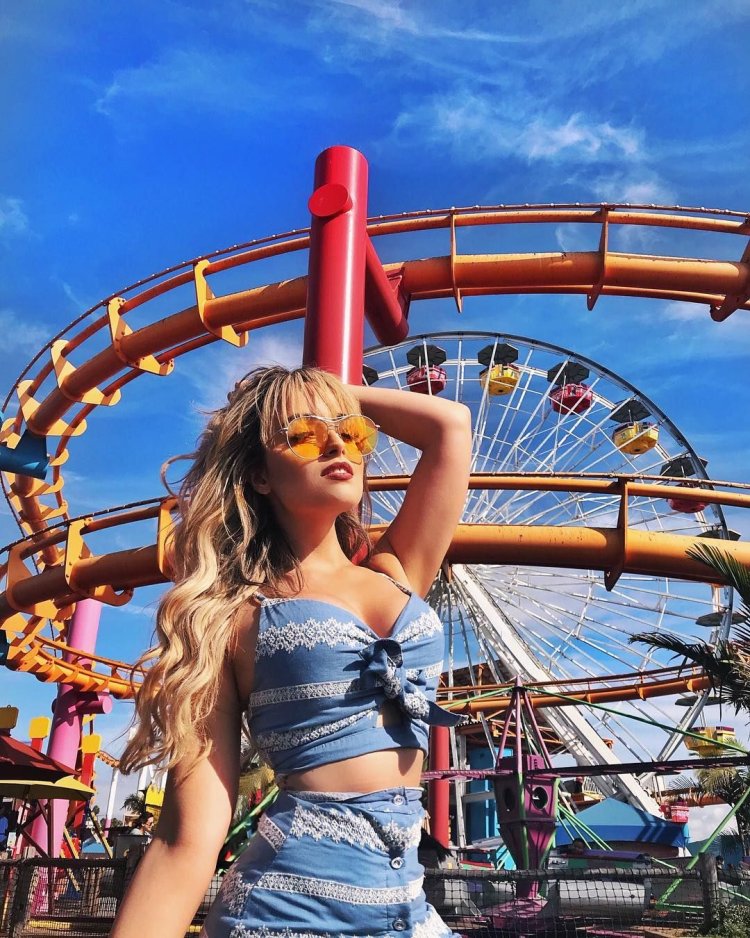 Девушка в парке аттракционов
