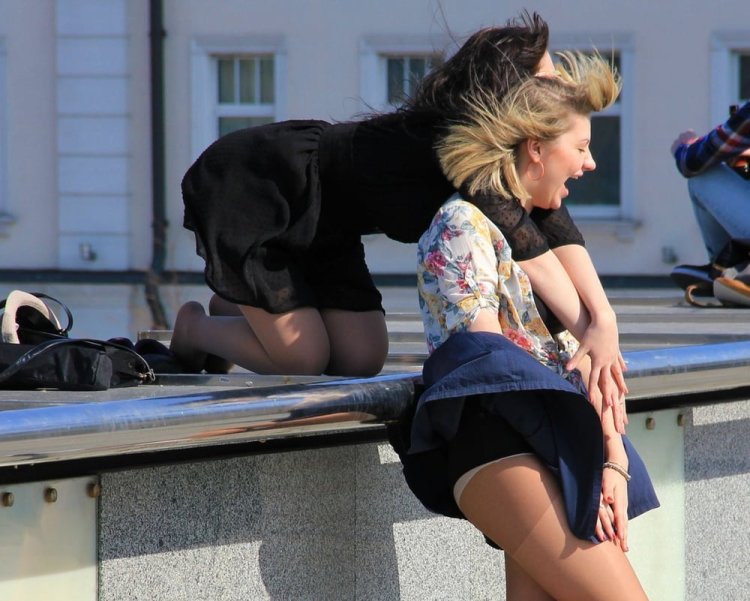 Девушки на выставках в колготках