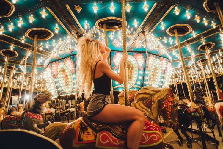 Девушка в парке аттракционов