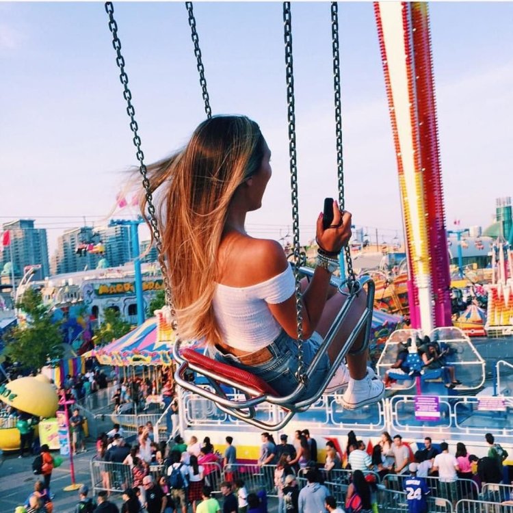 Девушка в парке аттракционов