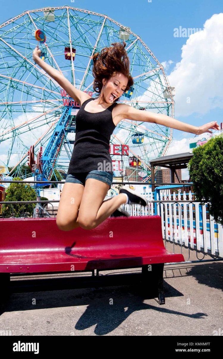 Фотосессия подруг в парке аттракционов