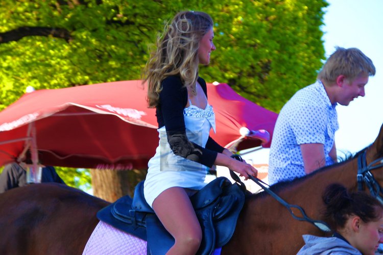 Заглянул под платье