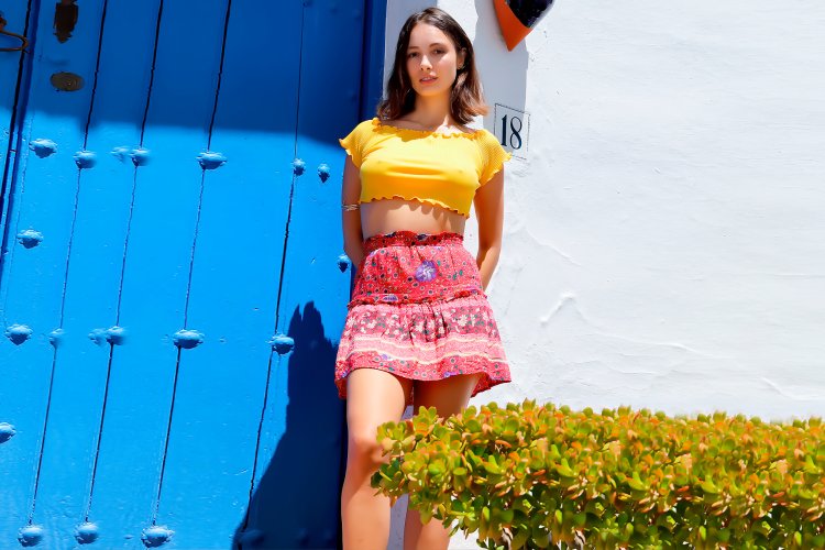 Наклонилась в коротком платье