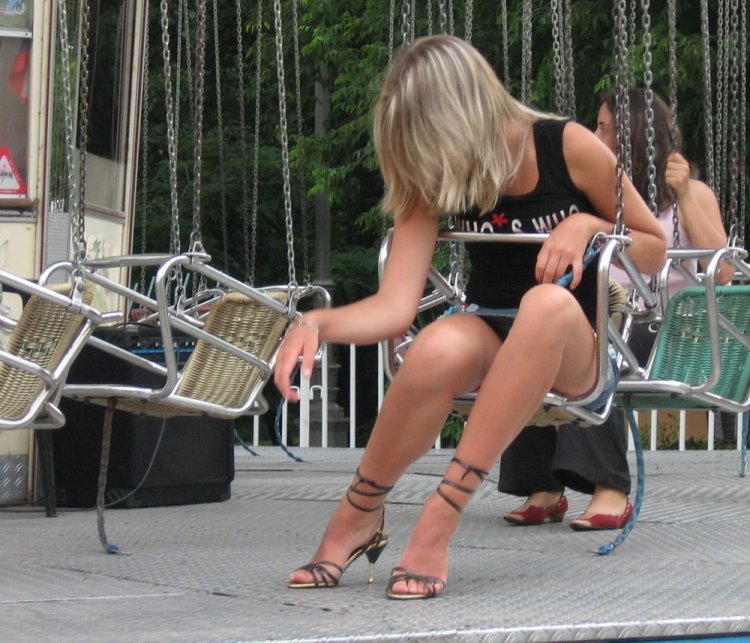 Фигуристые женщины в мини