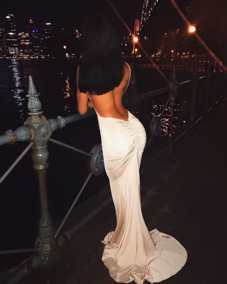 Брюнетка с длинными волосами с телефоном