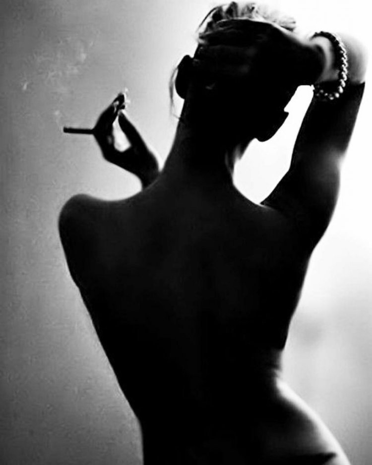 Брюнетка со спины на кровати