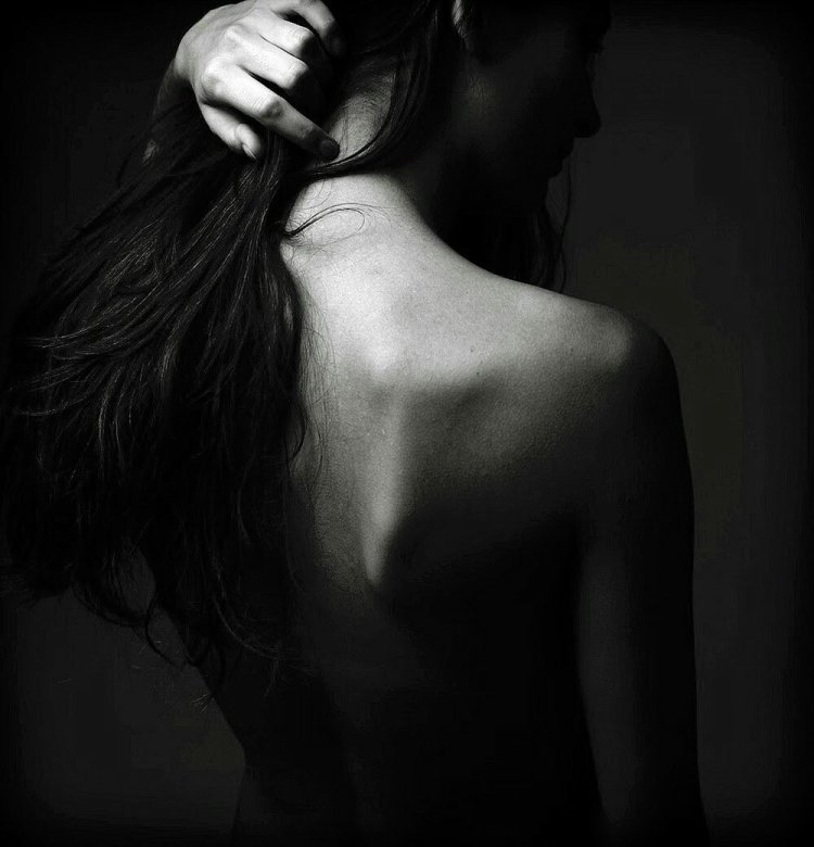 Девушки в Нижнем белье спиной черно белая