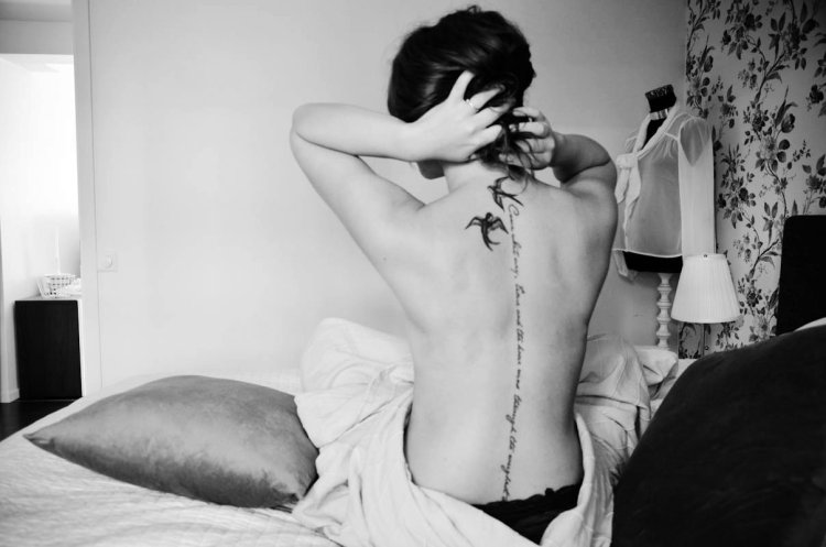 Девушка в длинном платье со спины