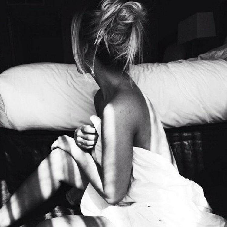 Силуэт девушки у окна