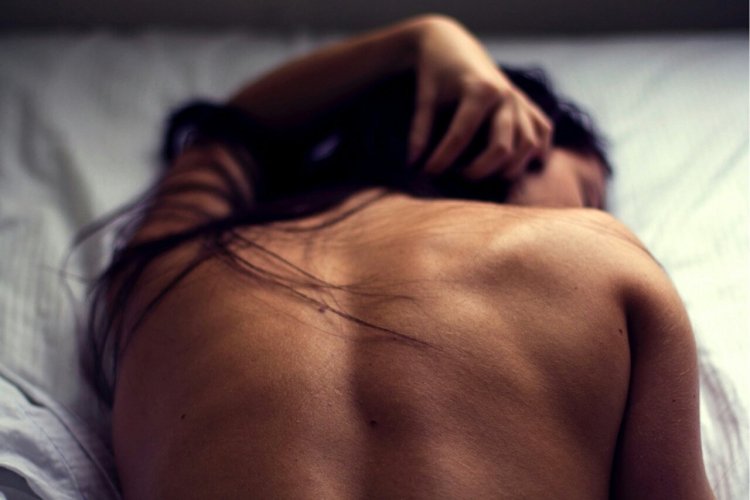 Брюнетка со спины