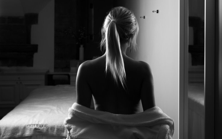 Девушка на шпильках со спины