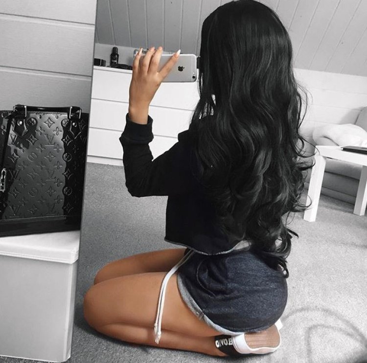 Блондинка с мужчиной со спины