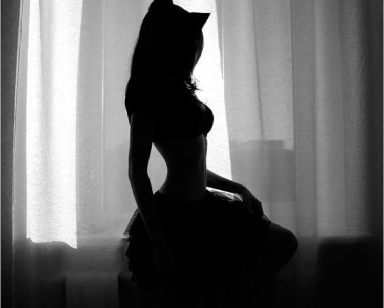 Меган Фокс чёрно ббелое