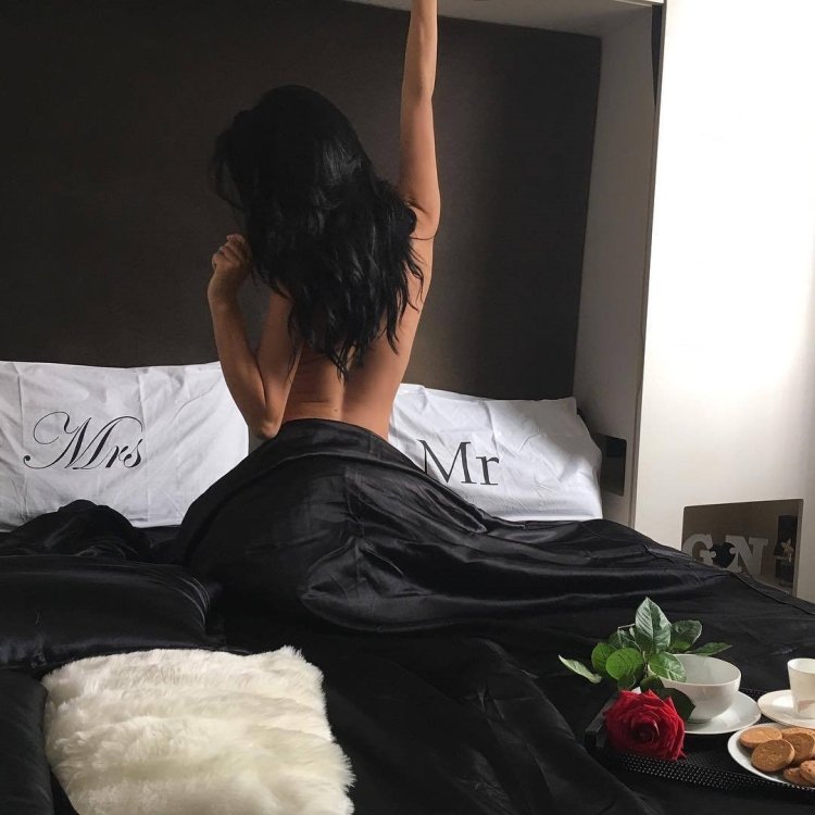 Девушка со спины черно белое