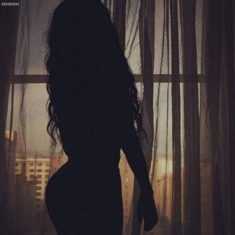 Брюнетка со спины