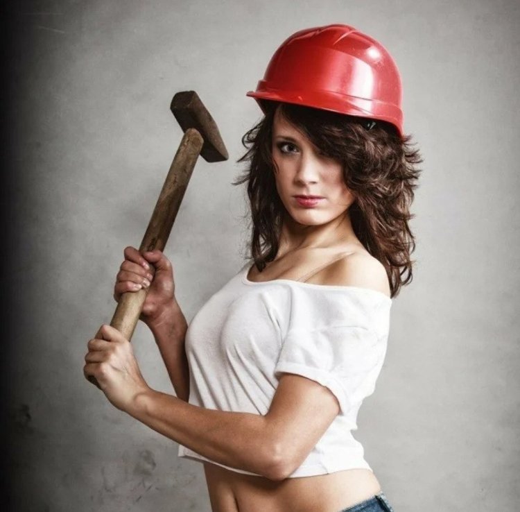 Девушка в строительной каске