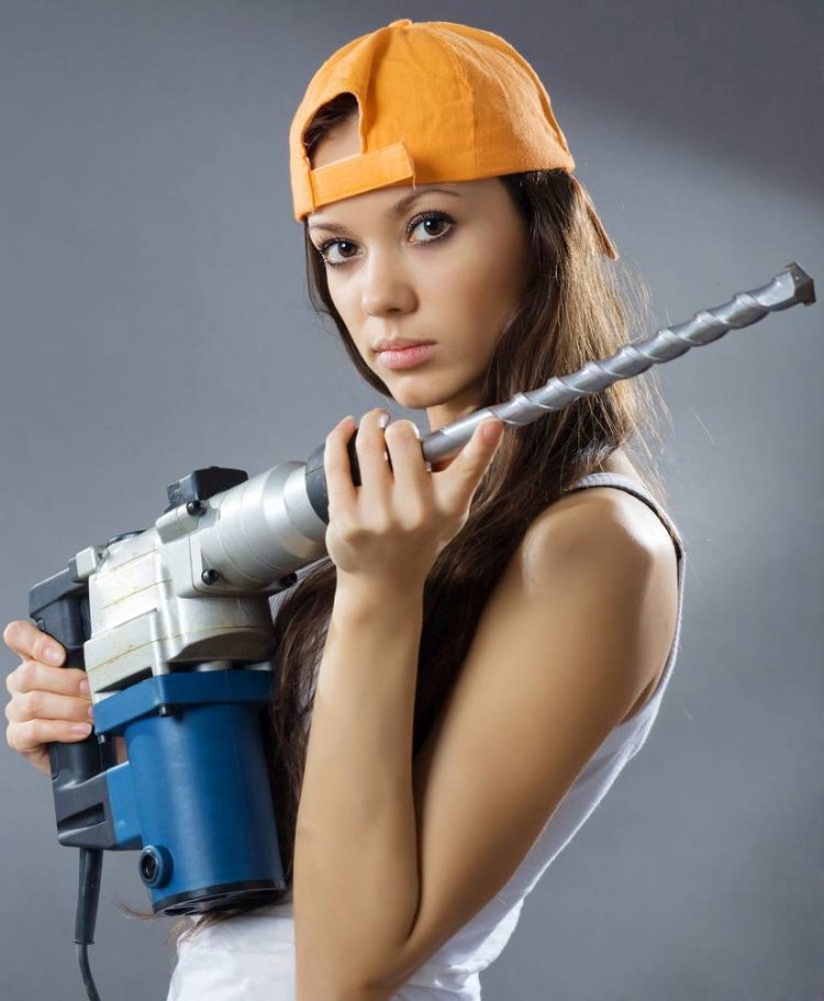 Женщины со строительным инструментом