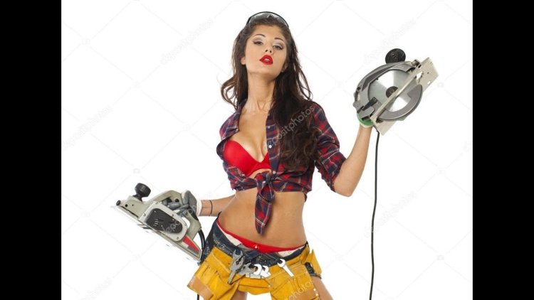 Девушка с перфоратором