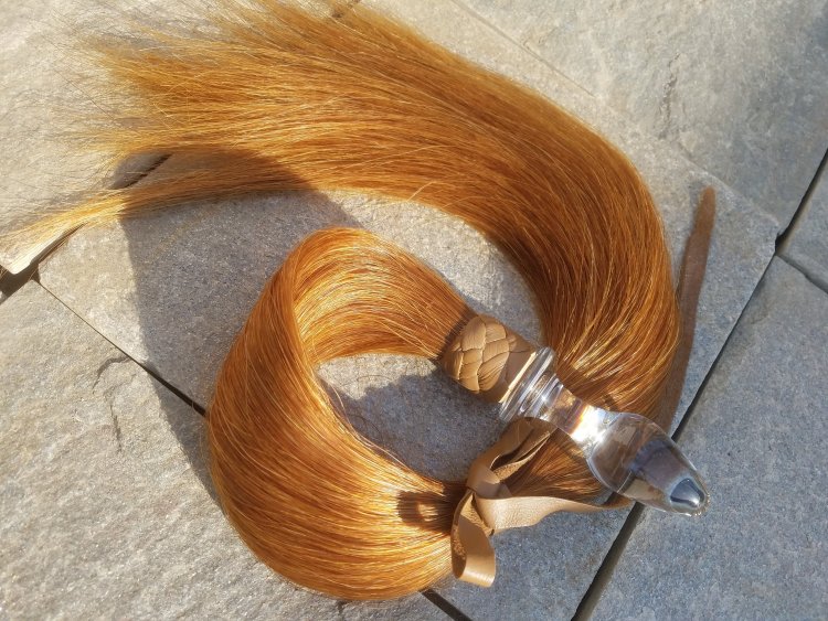 Девушка с хвостом