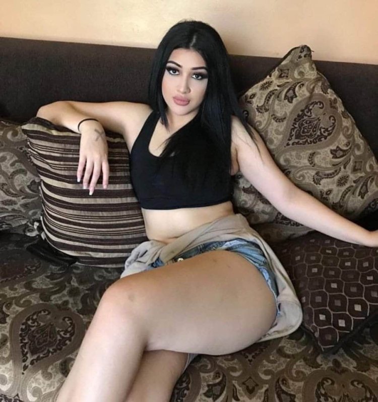 Грудастая девушка в ванне