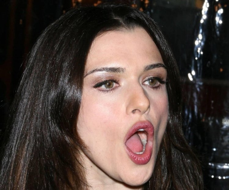 Энн Хэтэуэй с открытым ртом