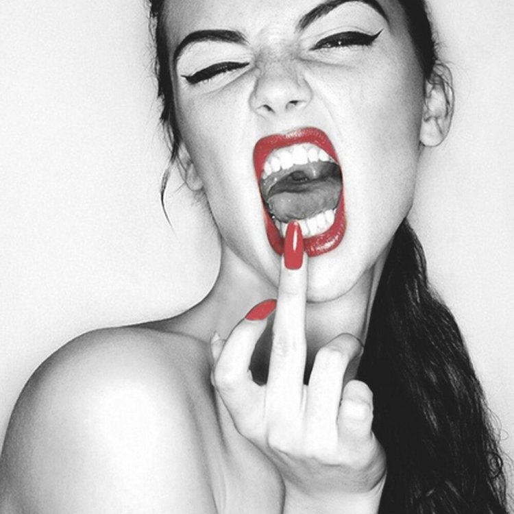 Баба с высунытым языком