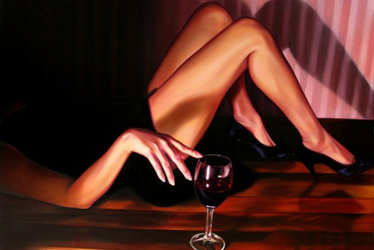 Девушка с бокалом вина