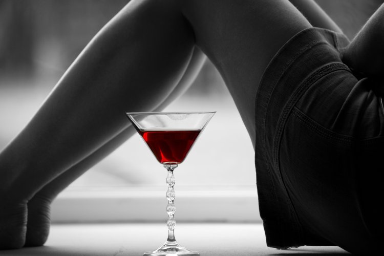 Женская ножка в бокале