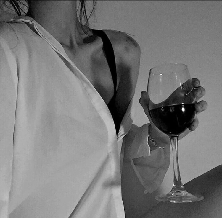 Женская ножка в бокале