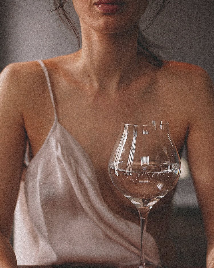 Женская ножка в бокале