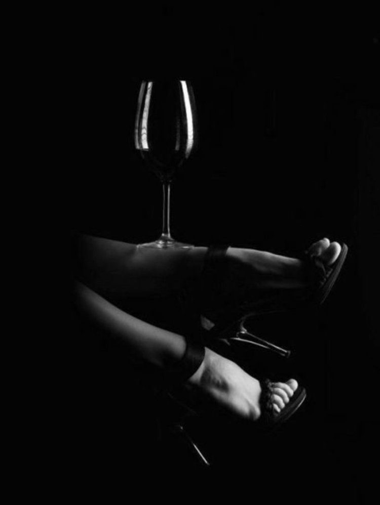 Девушка с бокалом виски