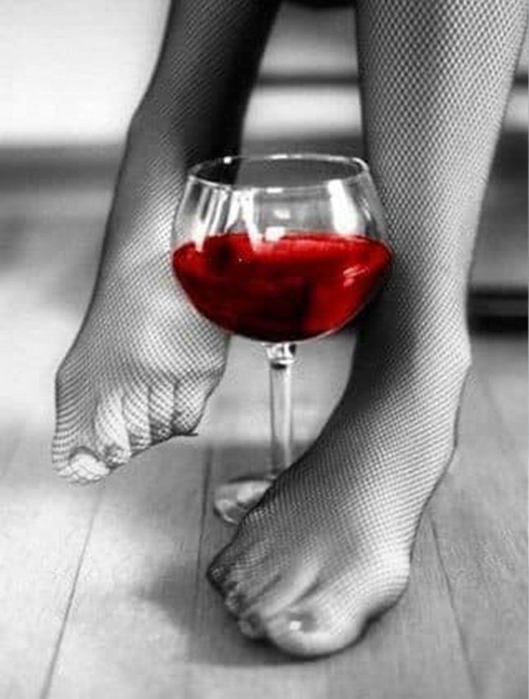 Женская ножка в бокале