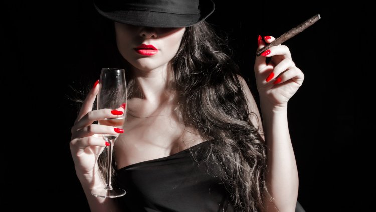 Женская ножка в бокале