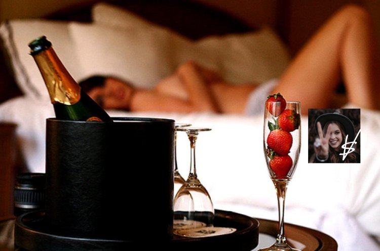 Девушка в ванной с бокалом