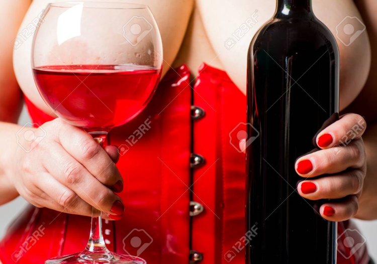 Девушка с книгой и вином