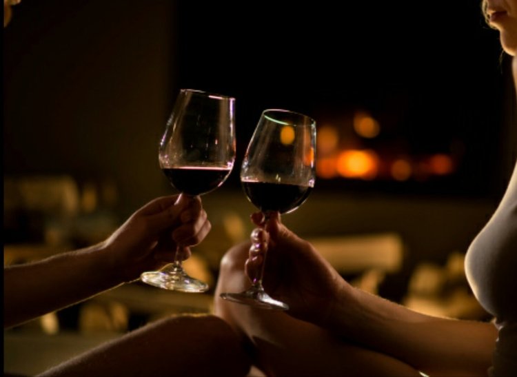 Парень с девушкой пьют вино