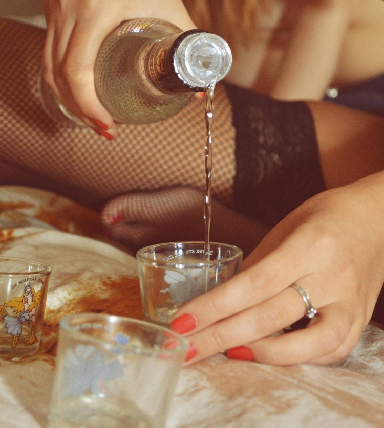 Девушка с бокалом вина