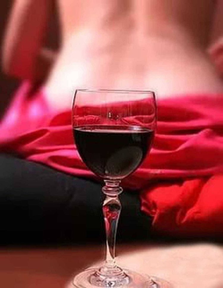 Девушка с бокалом вина