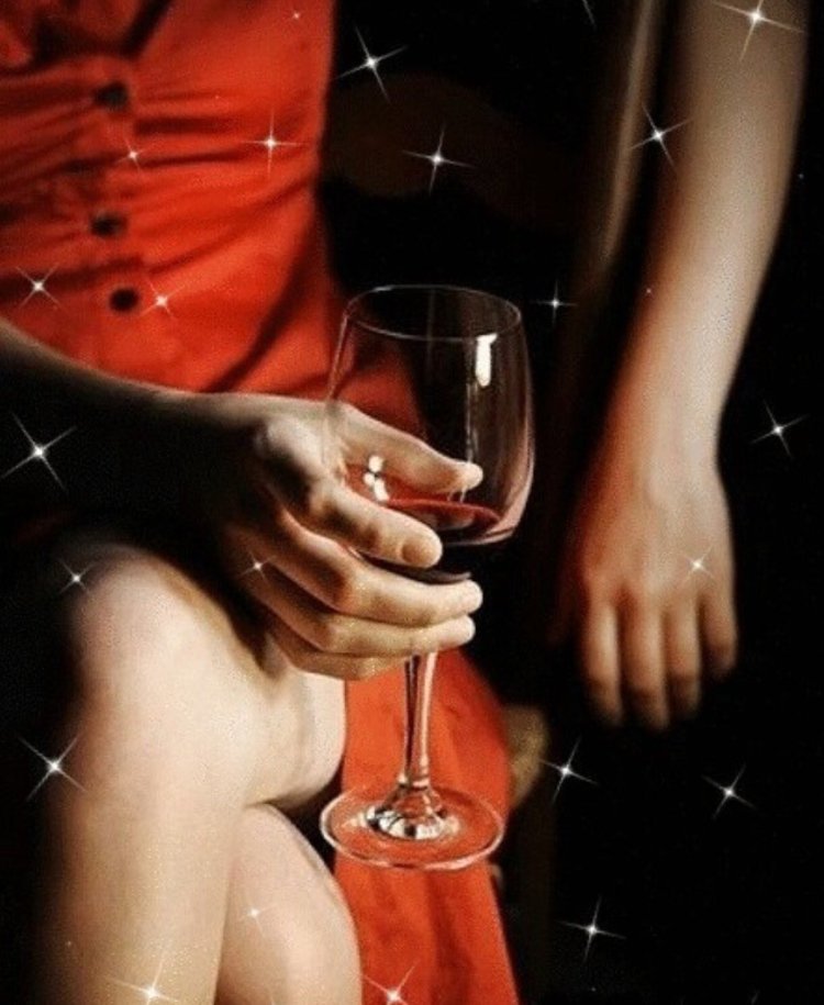 Девушка с бокалом вина