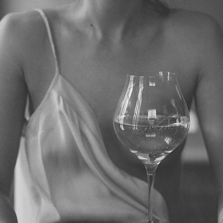 Девушка с бокалом коньяка