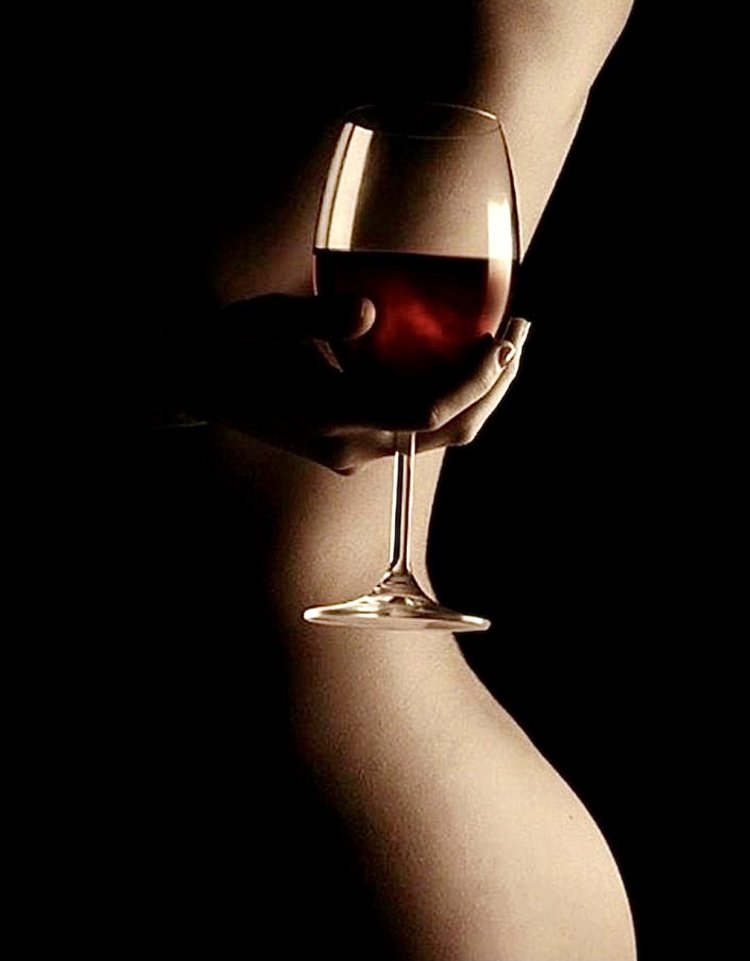 Девушка с вином