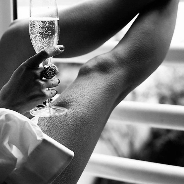 Бокал шампанского в руке