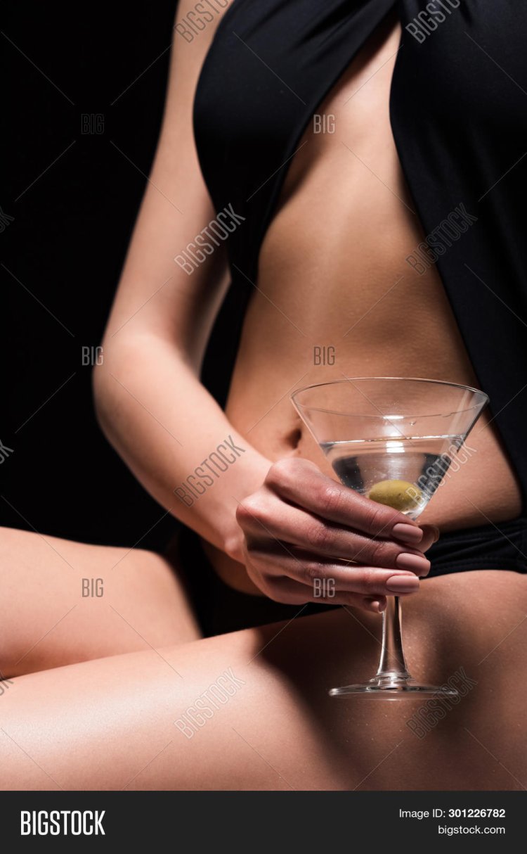 Девушка с бокалом