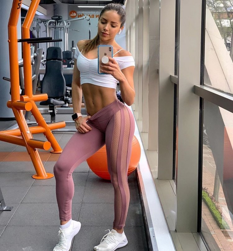 Инесса Шейн в леггинсах