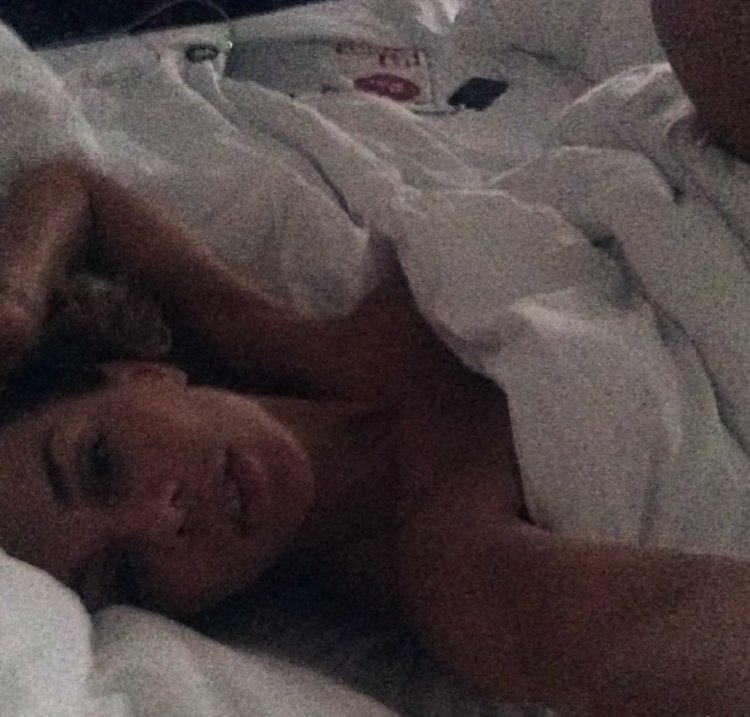 Селфи девушек в кровати