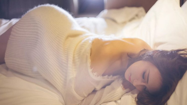 Девушка спит в кровати